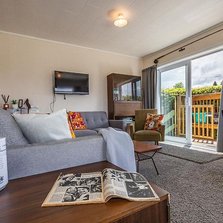 Central Riverside Retreat - Taupo Holiday Home Экстерьер фото