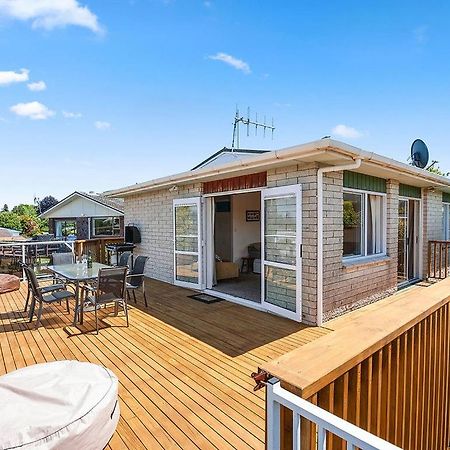 Central Riverside Retreat - Taupo Holiday Home Экстерьер фото