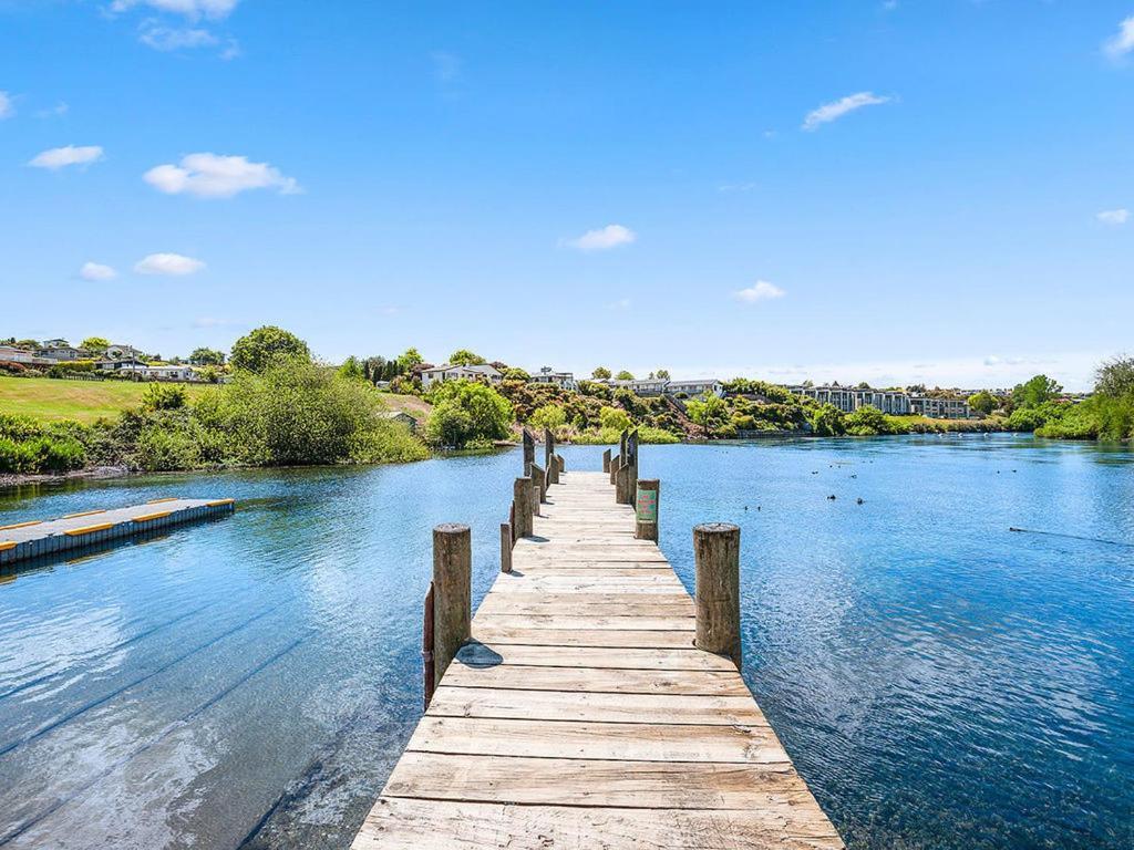 Central Riverside Retreat - Taupo Holiday Home Экстерьер фото