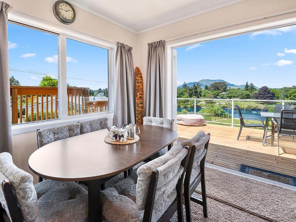 Central Riverside Retreat - Taupo Holiday Home Экстерьер фото